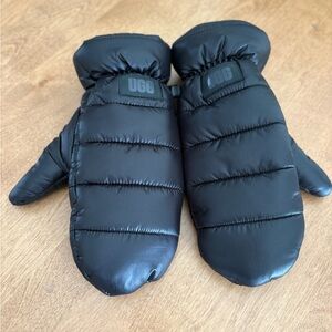 Women’s UGG Black Quilted Puffer Mittens